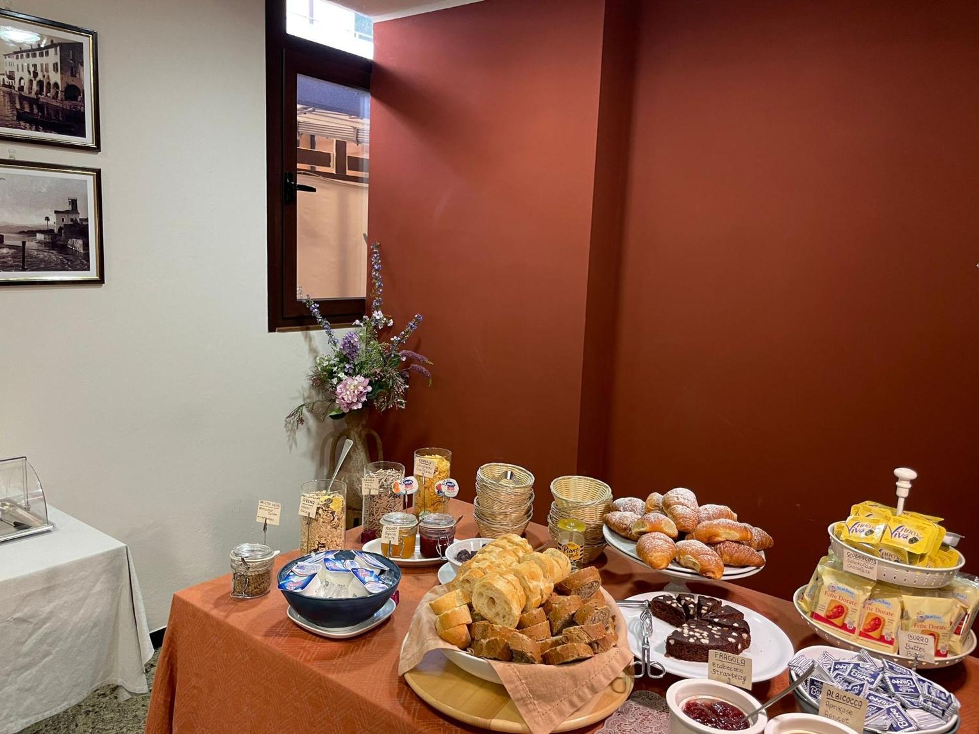 Albergo Tecla Lazise Exterior photo